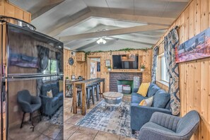 Dining Area | Dishware/Flatware Provided