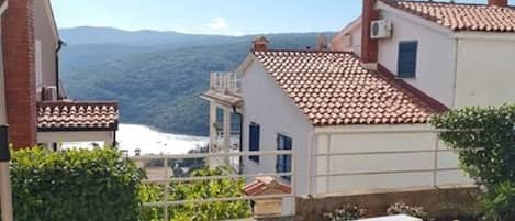 Terrasse und Garten mit Meerblick