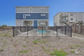 Rushin' to the Beach 67 Fenced Backyard & Pool