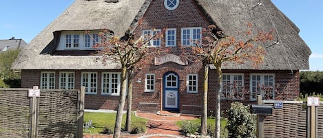 Hauptansicht Ferienhaus Hafis in Nebel auf Amrum