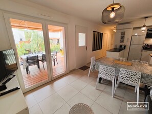 Klimatisierter Wohnraum, der sich zur Terrasse hin öffnet