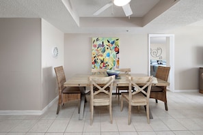 Beach Club 329 - Dining Space