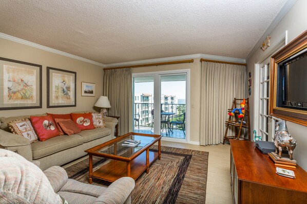 Beach Club 421 - Living Space