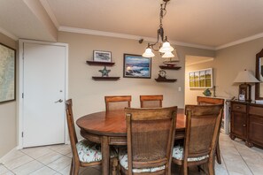 Beach Club 421 - Dining Space