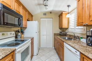 Beach Club 421 - Kitchen