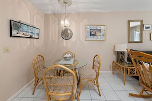 Shipwatch 110 - Dining Space