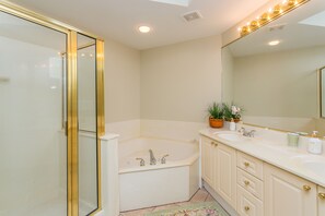 Saint Simons Grand 107 - Primary Bathroom