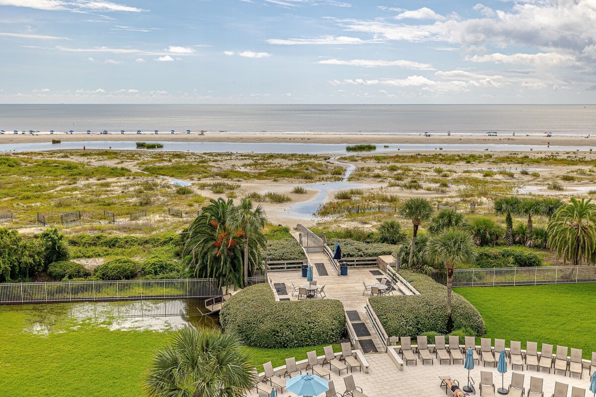 Oceanfront Condominium great for Small Groups! Pool, Beach Access, Fitness Center