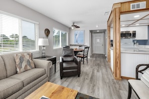 Shipwatch 101 - Bright Open Living Space