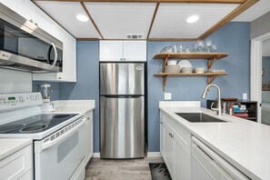 Shipwatch 101 - Bright Modern Kitchen