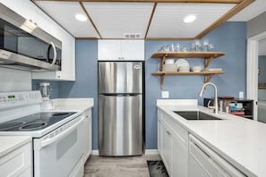 Shipwatch 101 - Bright Modern Kitchen
