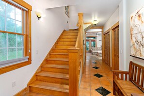 607 May Joe - Foyer