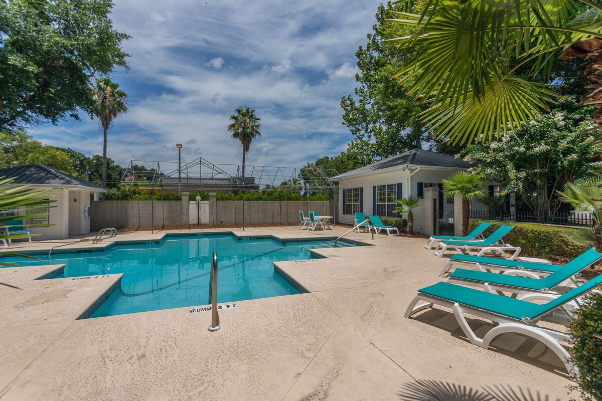 Condominium in a gated community with Fitness Center and Community Pool!