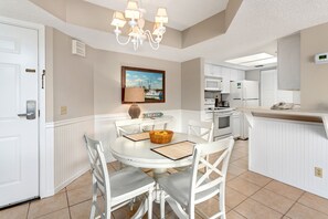 Beach Club 434 - Dining Space