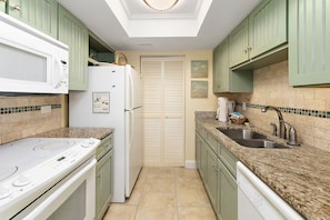 Beach Club 414 -Kitchen