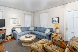 609 May Joe - Living Space