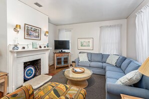 609 May Joe - Living Space