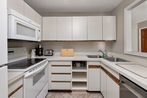 Harbour Oaks 508 - Kitchen
