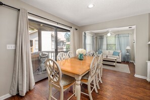 Harbour Oaks 508 - Dining Space
