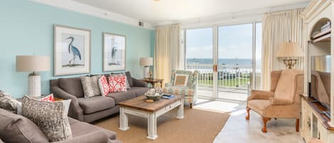 Saint Simons Grand 323 - Living Space