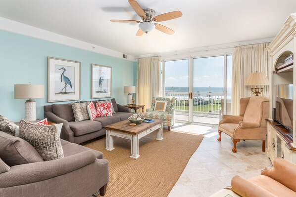 Saint Simons Grand 323 - Living Space