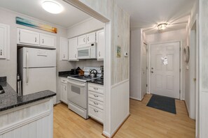 Shipwatch 302 - Kitchen and Flyer