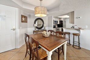 Beach Club 222 - Dining Space