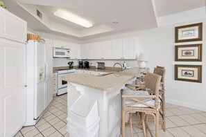 St. Simons Grand 106 - Kitchen