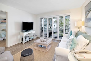 Beach Club 217 - Bright Living Space with Balcony Access