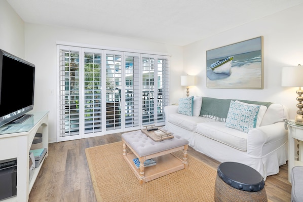 Beach Club 217 - Open Living Space