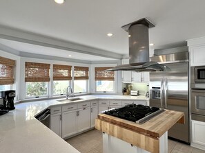 UPDATED KITCHEN WITH KEURIG, ESPRESSO MACHINE