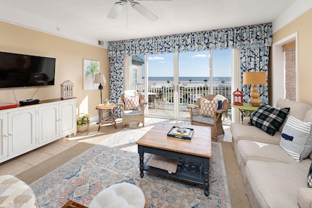 Saint Simons Grand 322 - Living Space