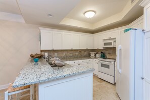 Saint Simons Grand 123 - Kitchen