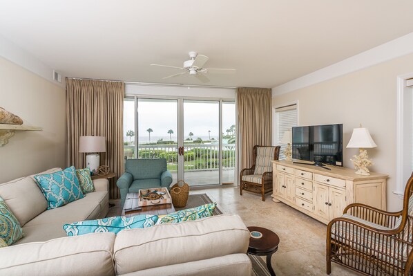 Saint Simons Grand 123 - Living Space