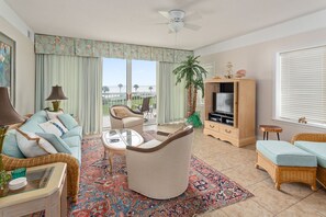 Saint Simons Grand 225 - Living Space