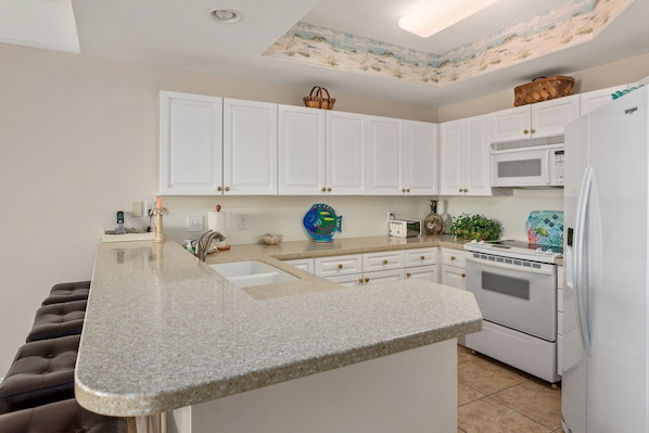 Saint Simons Grand 225 - Kitchen