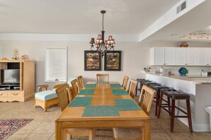 Saint Simons Grand 225 - Dining  Space