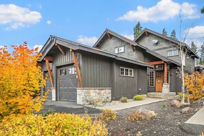 Latitude Adjustment: - Fantastic location in the heart of Suncadia Resort.