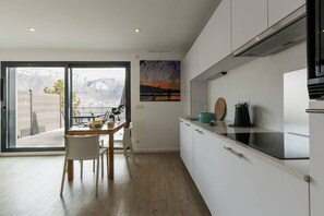 Des cuisines lumineuses, équipées et agréables pour le confort de nos clients.