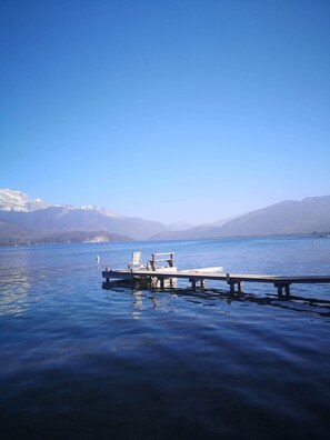 A 20m du lac, vous avez presque les pieds dans l'eau chez CÔTE OUEST !