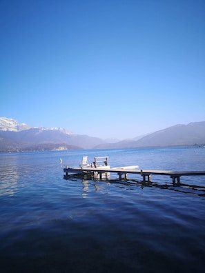 A 20m du lac, vous avez presque les pieds dans l'eau chez CÔTE OUEST !