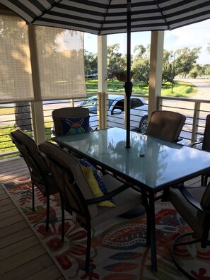 front porch with patio table & 6 dining chairs
