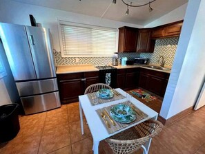 Full Kitchen (1)