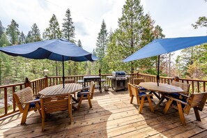 Dine alfresco on the large main deck. Two BBQ's, propane is provided.