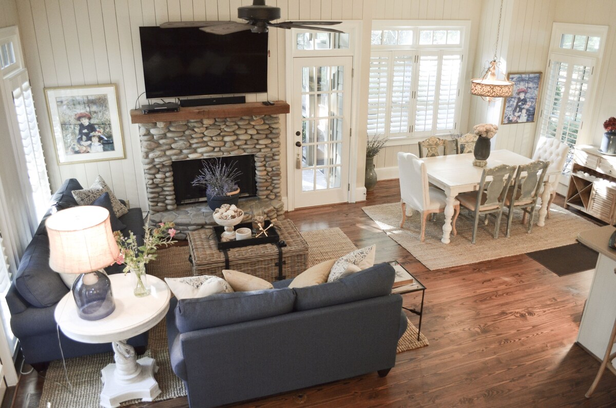 The Hillside – Cozy Cottage in Big Canoe
