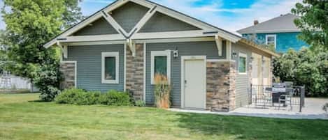 Great curb appeal, large lawn, and Patio/BBQ