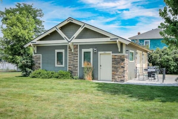 Great curb appeal, large lawn, and Patio/BBQ
