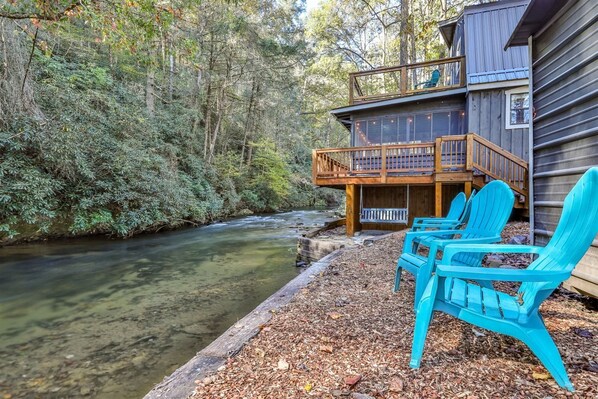Cozy Creek Cabin Located On Mountain Town Creek