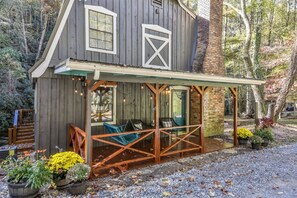 Welcome To Cozy Creek Cabin