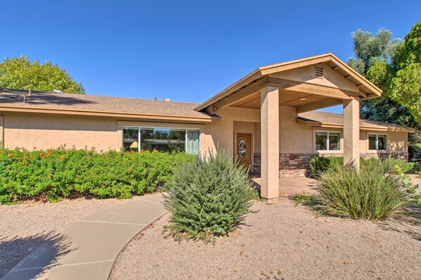 Mesa Vacation Rental | 3BR | 2.5BA | 2,160 Sq Ft | Step-Free Access